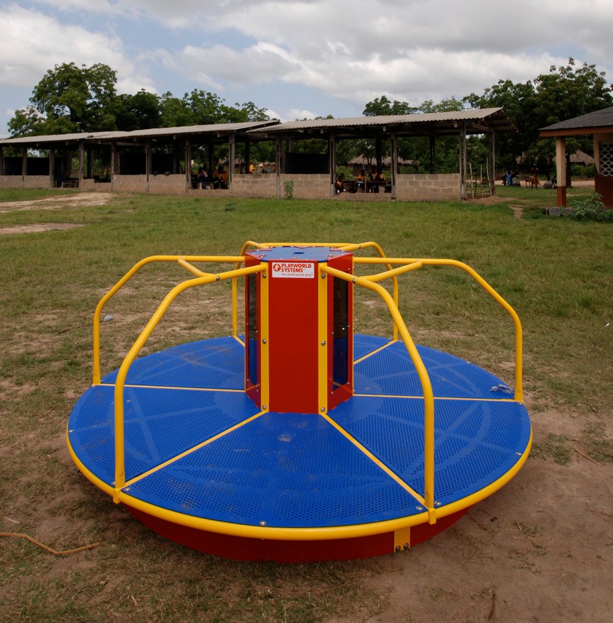Crianças de Gana iluminam escolas com giragiras que atuam como fonte