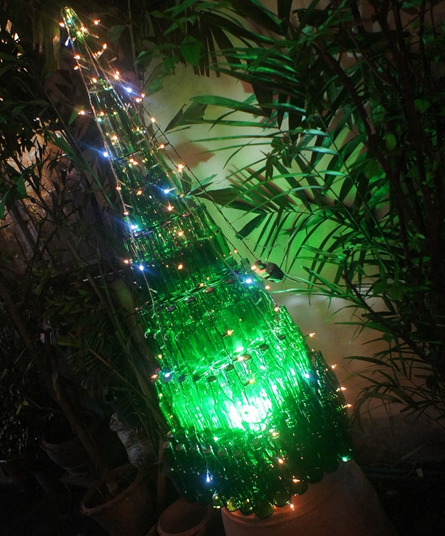 foto de árvore de natal feita de garrafa