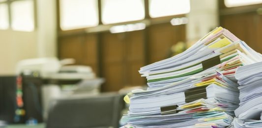 foto de papéis em cima da mesa do escritório