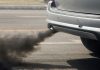 foto de carro soltando fumaça poluente