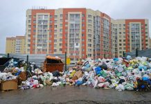 foto de rua cheia de lixo