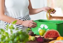 foto de mulher separando alimento no lixo reciclável