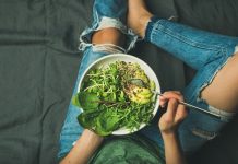 foto de mulher comendo comida crudívora