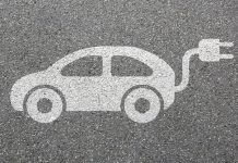 foto de carro elétrico desenhado no asfalto
