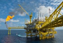 foto de petrolífera instalada no mar