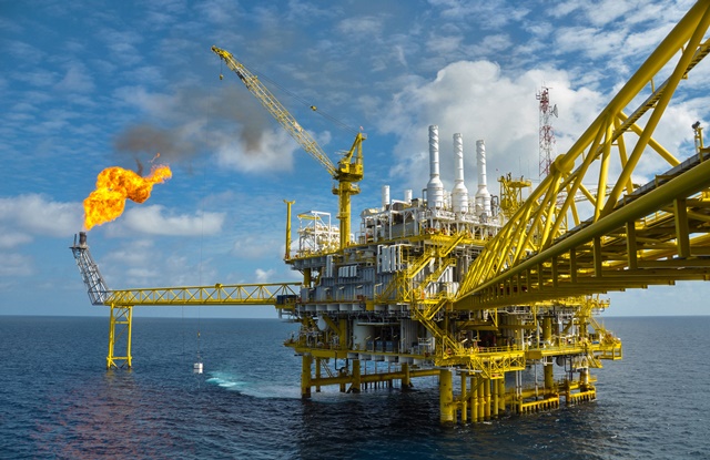 foto de petrolífera instalada no mar