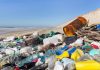 foto de praia suja com lixo