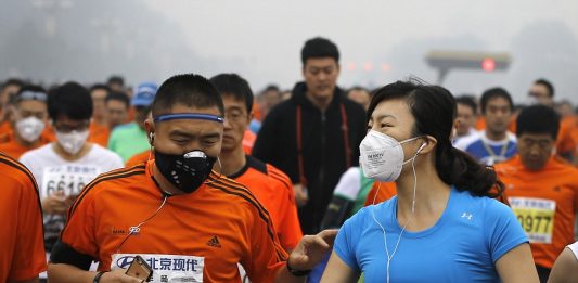 1413714364598_wps_41_Runners_wearing_masks_to_-2