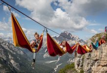 Aventureiros acampam em cabos suspensos no Monte Piana
