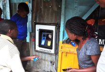 Caixa eletrônico fornece água em vez de dinheiro