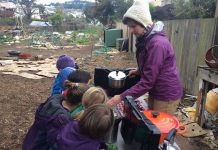 Escola infantil em São Francisco ensina crianças a plantarem a própria comida
