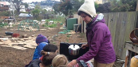 escola-ensina-alunos-a-plantar-seus-propios-alimentos-2