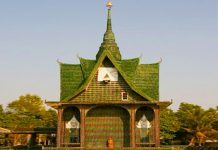 Monges na Tailândia constroem templo com 1,5 milhões de garrafas recicladas