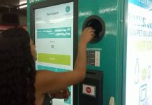 Máquina troca material reciclado por bônus na conta de luz