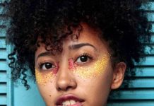 foto de menina com glitter no rosto