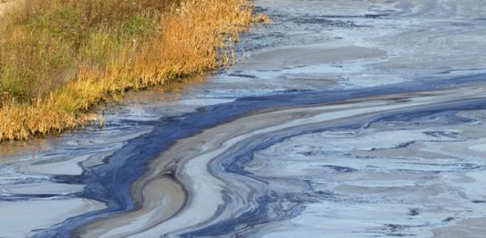 vazamento-de-oleo-na-agua-2