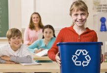 foto de criança segundo lixo com símbolo de reciclagem