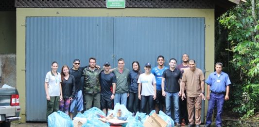 acao-voluntaria-recolhe-lixo-do-rio-iguace-pelo-dia-mundial-da-agua