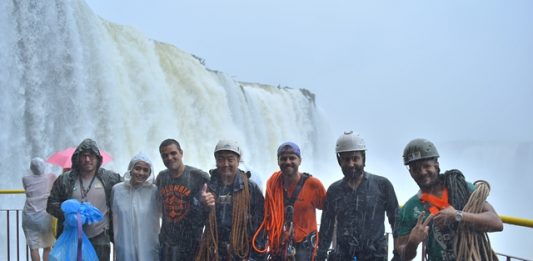 equipe-de-voluntarios-que-recolheu-350-quilos-do-rio-iguacu