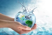foto de mão segurando planeta terra em formato de água