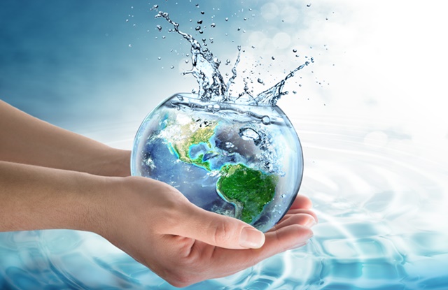 foto de mão segurando planeta terra em formato de água