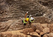 foto de homens trabalhando com mineração