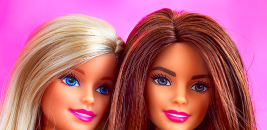 bonecas-barbie-feitas-de-plastico-descartado-no-oceano