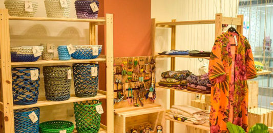 artesas-do-recife-transformam-plastico-em-pecas-de-decoracao
