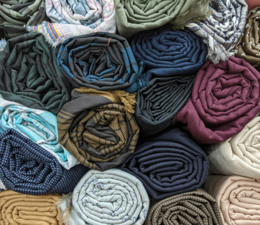 Tecidos naturais vs sintéticos: o guia definitivo para escolhas sustentáveis na moda